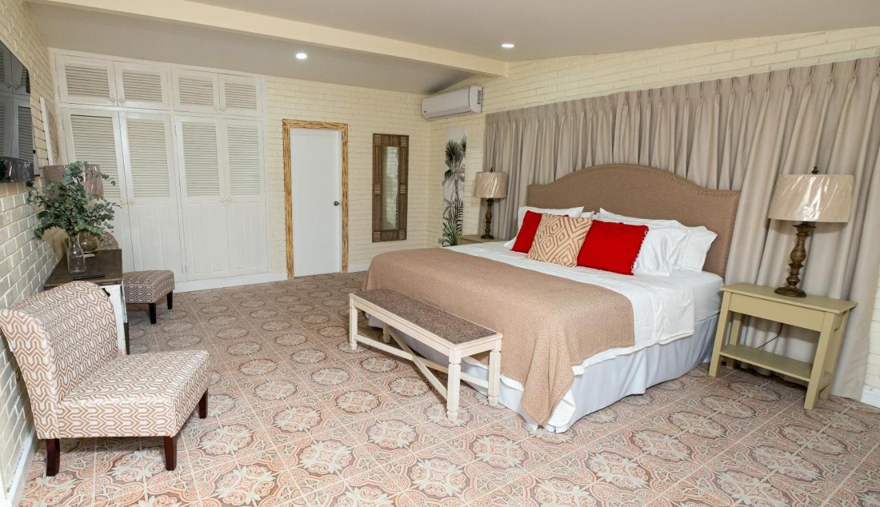 King Suite with Pool View